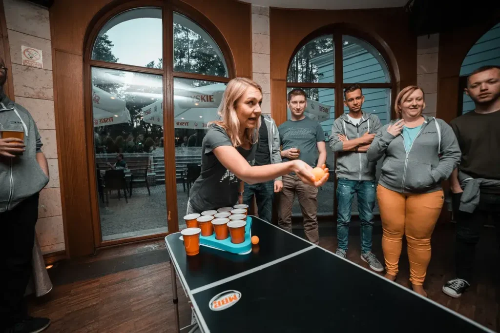 Gra w beer pong podczas wydarzenia integracyjnego