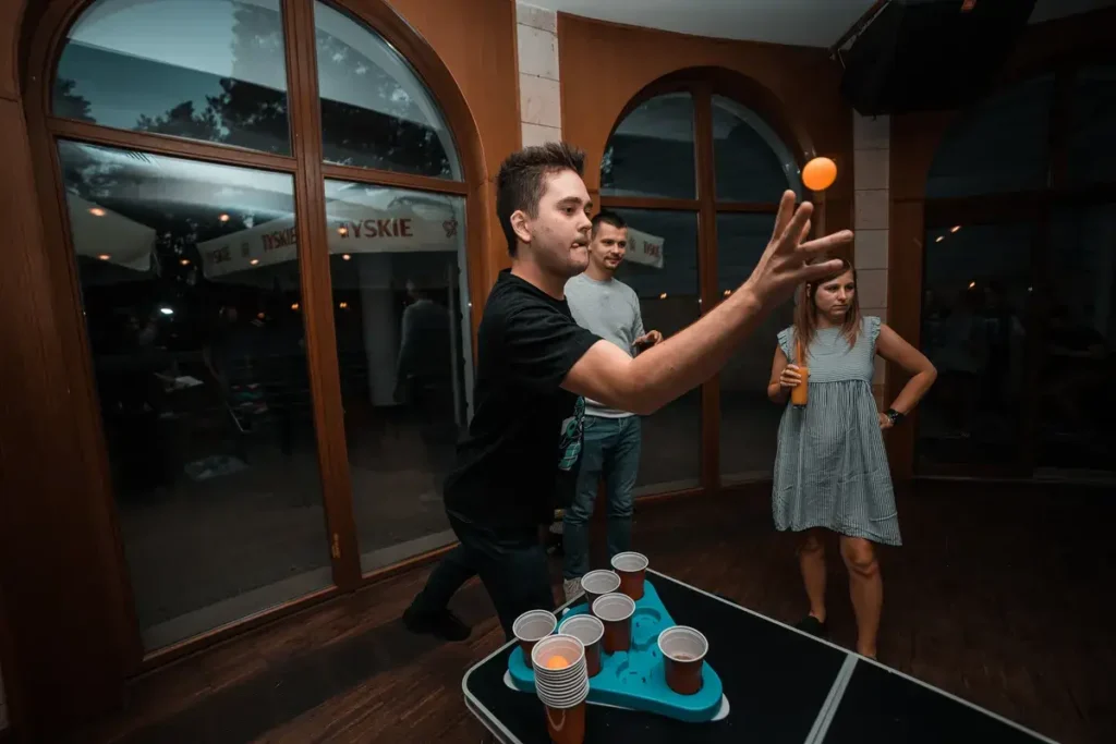 Beer pong podczas imprezy firmowej