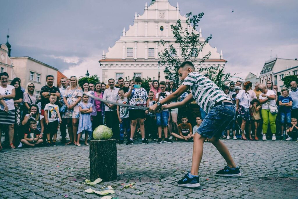 Uczestnik bawiący się w grze plebejskiej, siekający kapustę.