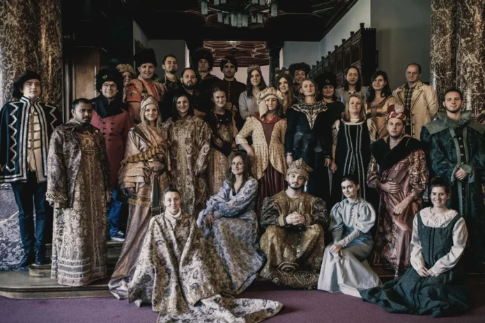 Impreza integracyjna w klimacie historycznym Uczestnicy w historycznych kostiumach na imprezie integracyjnej