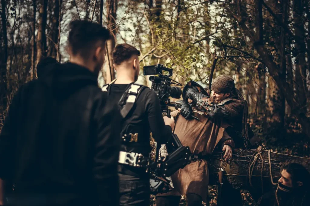 Warsztaty filmowe, w których uczestnicy biorą aktywny udział.